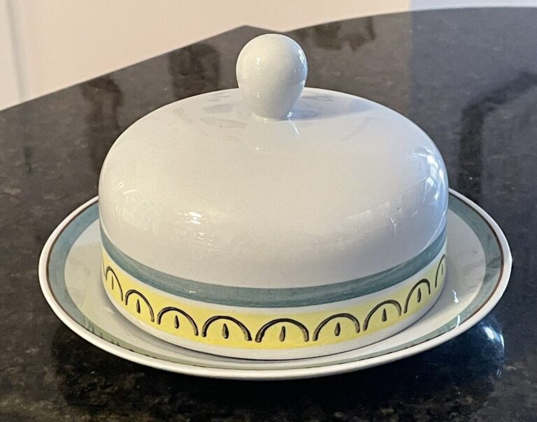 Read more about the article Arabia Finland Crownband Cheese/ Butter Dish/ Dome~ Vintage ~ RARE