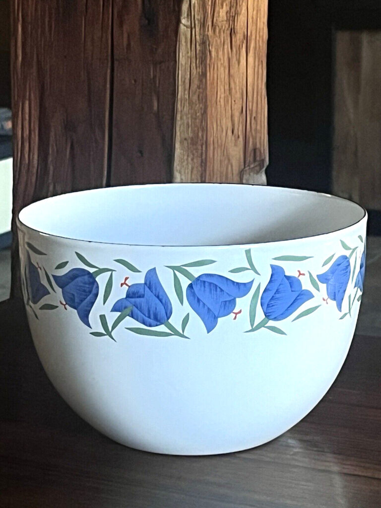 Read more about the article Finel Arabia Finland Kaj Franck Blue Tulip Flower Enamel Bowl 8.25″ Rare Balladi