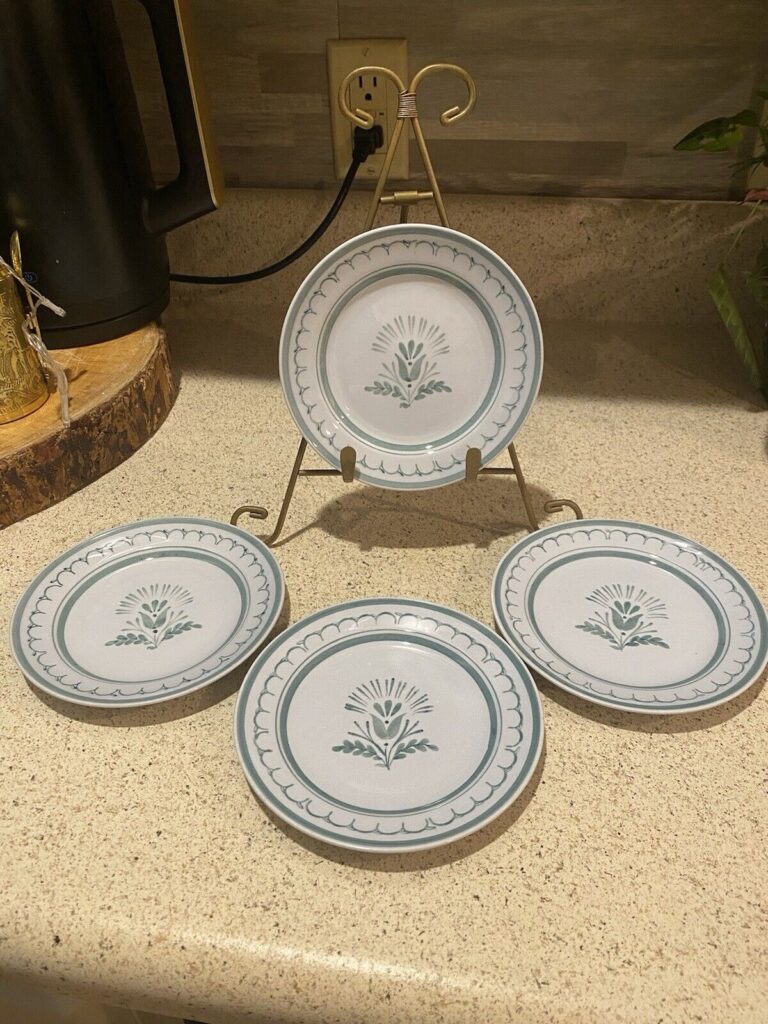 Read more about the article Set of 4 Arabia Finland GREEN THISTLE 5 3/4 Inch Bread and Butter Side Plates