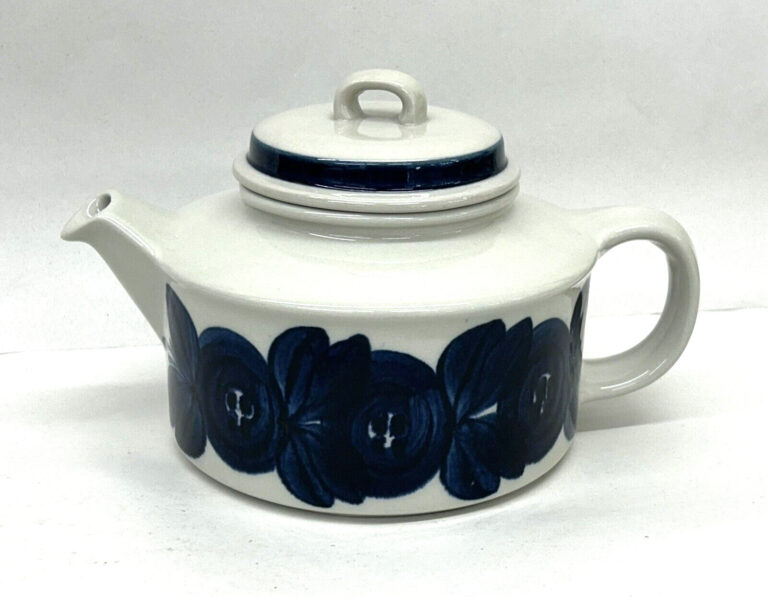 Read more about the article ARABIA Finland Blue Anemone Tea Pot Ulla Procope No Strainer