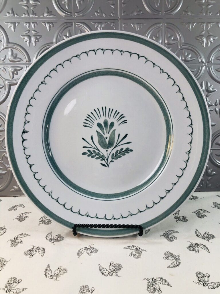 Read more about the article 1 DINNER PLATE 10 3/8″ ARABIA Finland GREEN THISTLE Pattern Taisto Kaasinen