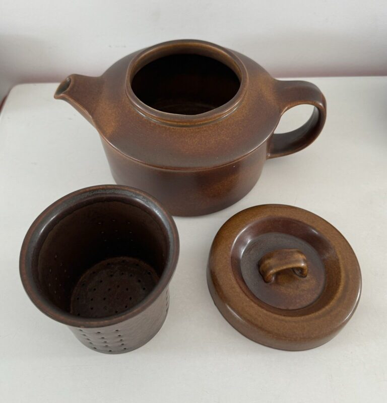 Read more about the article Arabia Finland Ruska Mid Century Modern Scandinavian Brown Teapot w/Lid  Infuser