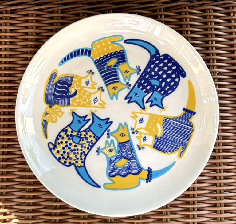 Read more about the article Vintage ARABIA Finland Rare Kangaroo Child’s Plate Mom and Joey Blue Yellow Kengu