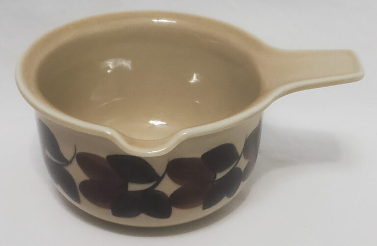 Read more about the article Vintage Arabia Finland Ruija Troubadour Open Sauce Boat / Bowl – 5-1/2 in