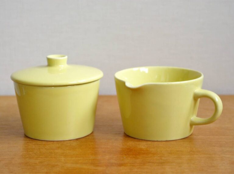 Read more about the article Vintage Arabia Kilta Yellow Teema Sugar Creamer