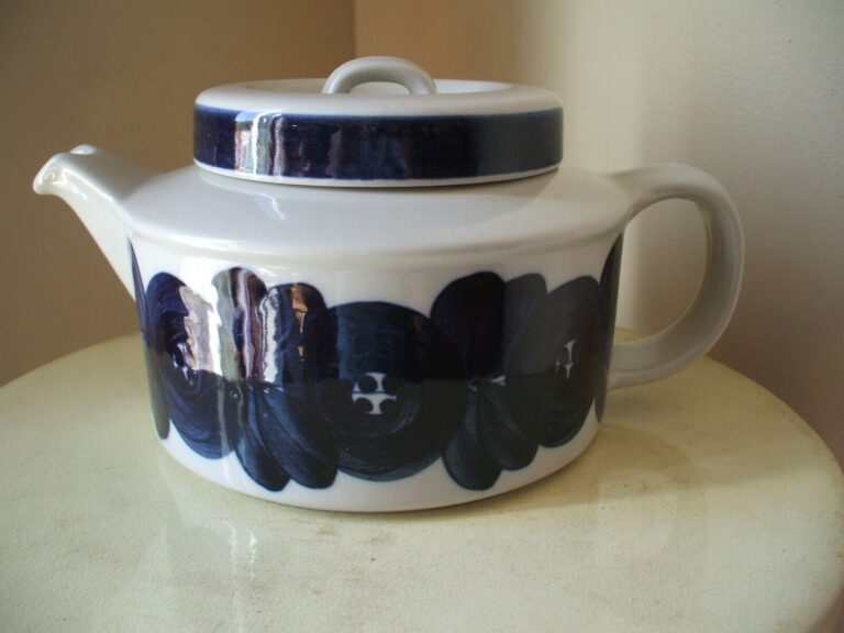 Read more about the article Vintage Arabia Finland Anemone Teapot W/ Strainer (Unused)