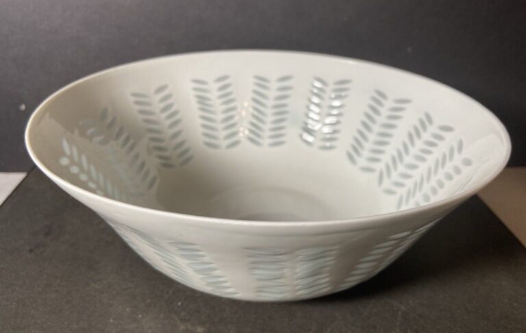 Read more about the article Arabia Finland Rice Grain Porcelain Bowl 1960’s Friedl Holzer Kjellberg 8.25”