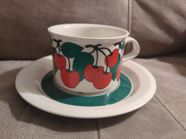 Read more about the article Read Vtg ARABIA of Finland KIRSIKKA Coffee Tea Cup and Saucer Cherries Small Chip