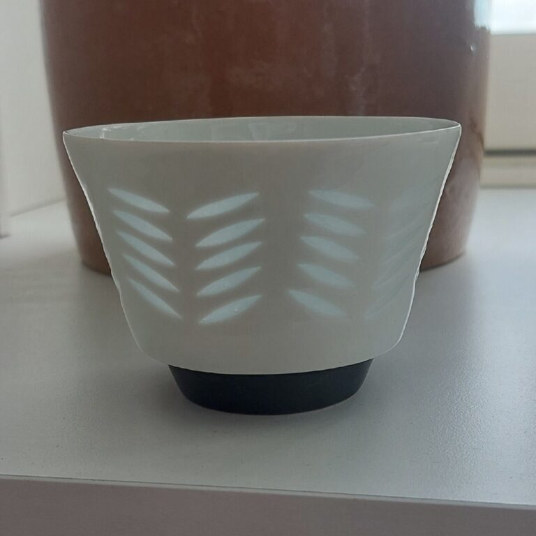 Read more about the article Vintage elegant porcelain Rice bowl from Arabia  Finland  by Friedl Holzer-Kjell