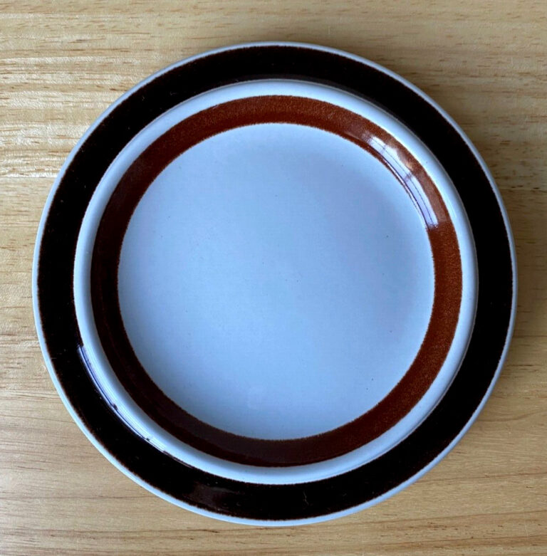 Read more about the article 6 Arabia Finland ROSMARIN BROWN 6 3/8″ Bread Plates – GUC