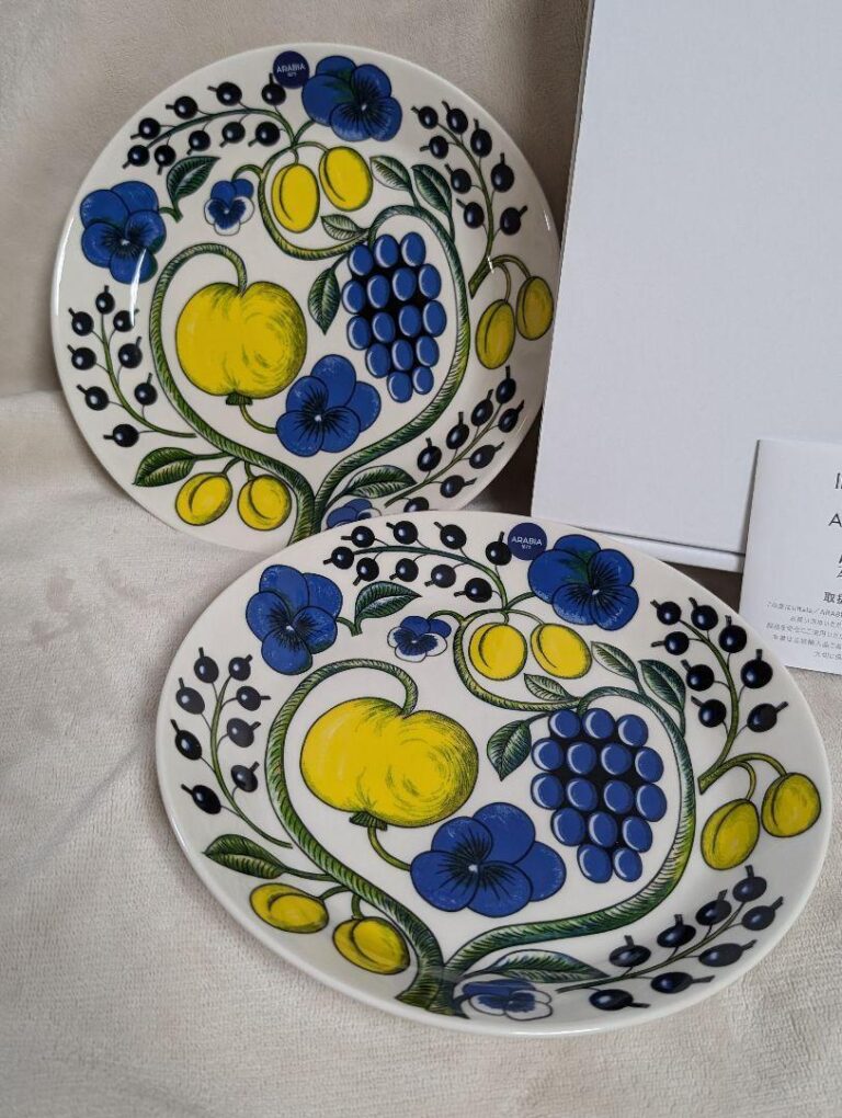 Read more about the article [Brand new  unused] Arabia Paratiisi Blue Yellow Plates  Set of 2  with Box