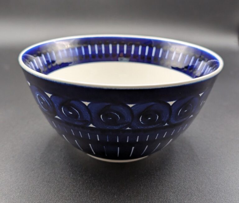 Read more about the article ARABIA FINLAND VALENCIA Ulla Procope Serving / Vegetable Bowl 7.25 inches Blue