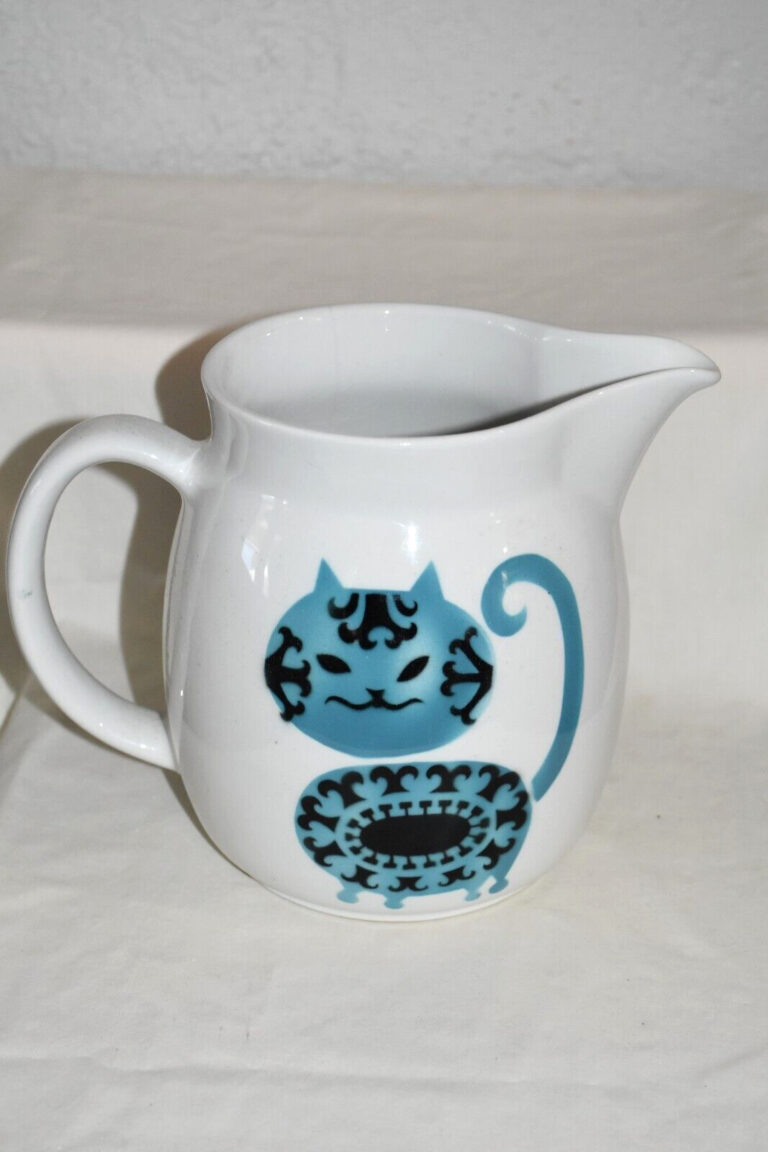 Read more about the article Vintage Arabia Finland MCM Blue and White Cat Pitcher Jug K-L-2