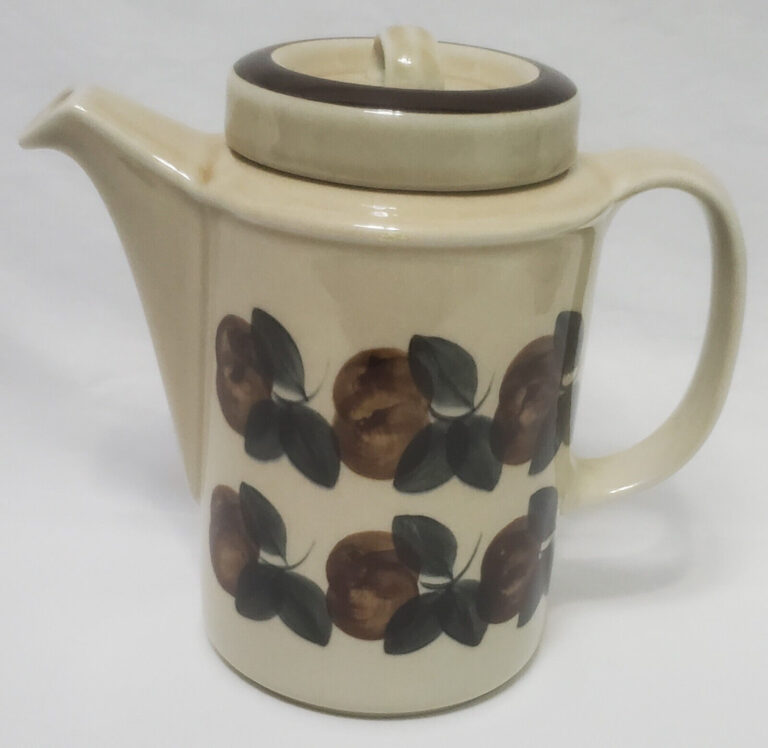 Read more about the article Vintage Arabia Finland Ruija Troubadour Coffe Pot / Teapot – 7-1/2 in w/ Lid