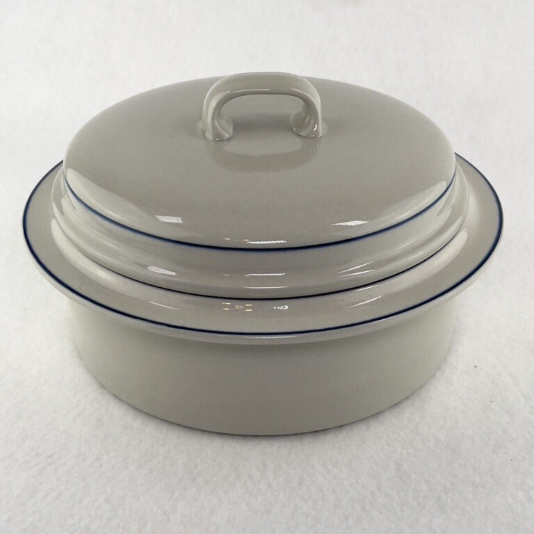 Read more about the article Arabia of Finland Saimaa White Blue 1980’s Round 1.5 Qt Covered Casserole 7 3/4″