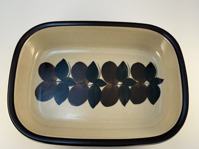 Read more about the article Vintage Arabia Finland Ruija Troubadour 9 in X 12 in Baking/Serving Dish