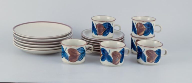 Read more about the article Arabia  Finland  retro stoneware coffee service with flower motifs