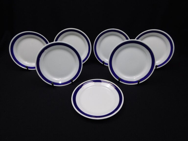 Read more about the article 7 Arabia Finland Cobalt Blue and Gold Band 6.5″ Bread Plates Set