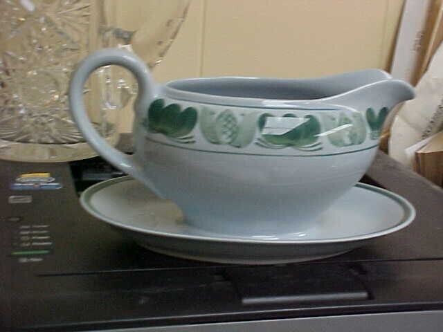 Read more about the article Arabia Of Finland GREEN LAUREL Gravy Boat