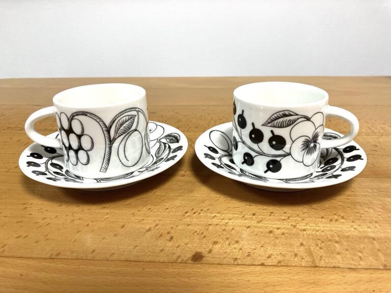 Read more about the article New [Old logo] Arabia Black Paratiisi Cup and Saucer 2 piecesWith Box From Japan