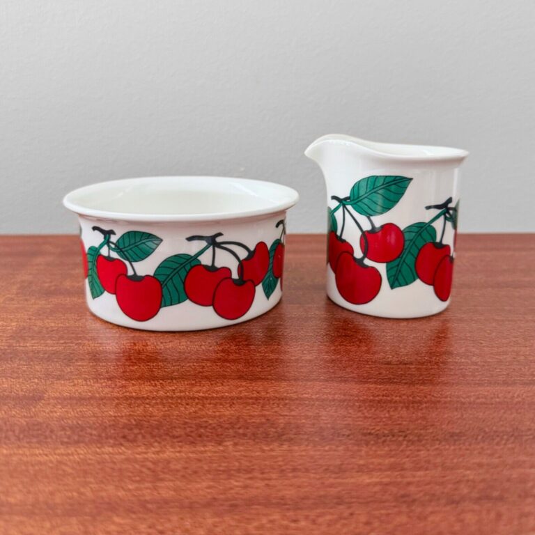 Read more about the article Rare Vintage Arabia Finland Kirsikka (Cherry) Sugar Bowl and Creamer