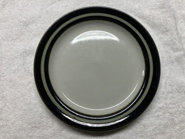 Read more about the article Two Arabia Karelia Dessert Plates