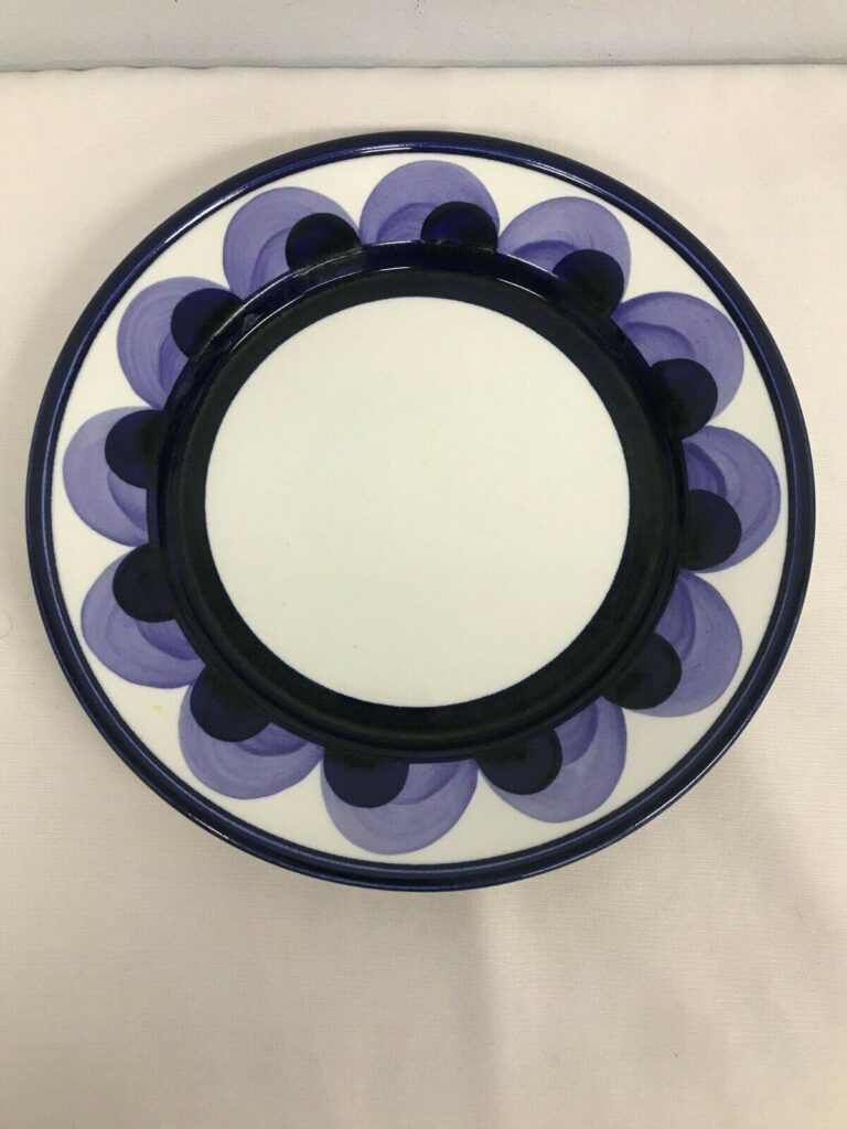 Read more about the article MID CENTURY ARABIA FINLAND SIGNED ANJA JAATINEN PAJU 10 1/4″ DINNER PLATE