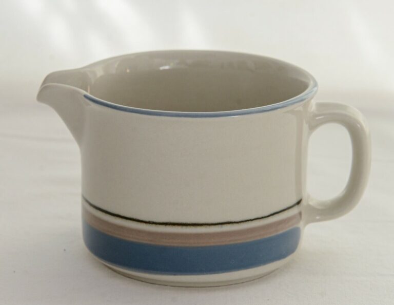 Read more about the article Rare Vintage Arabia Finland Uhtua Creamer Pitcher Jug Inkeri Leivo 1980s.