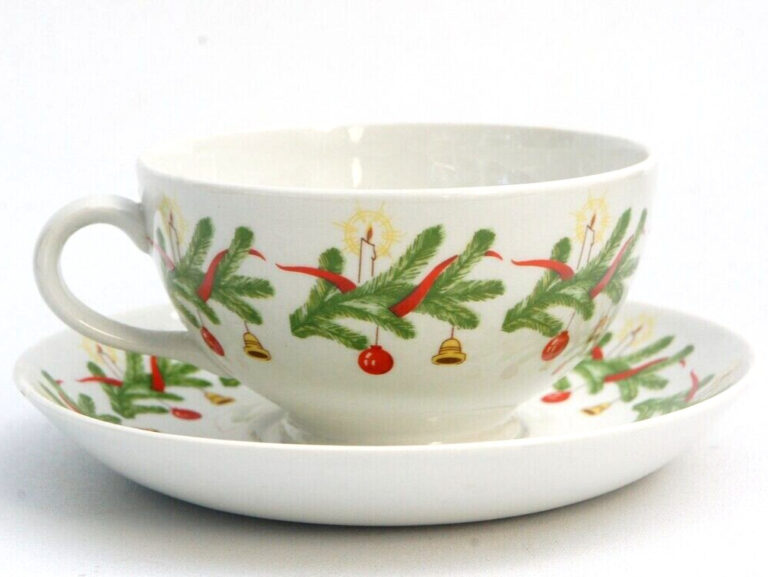 Read more about the article Vintage 60s Arabia Finland Christmas Wreath Tea Cup