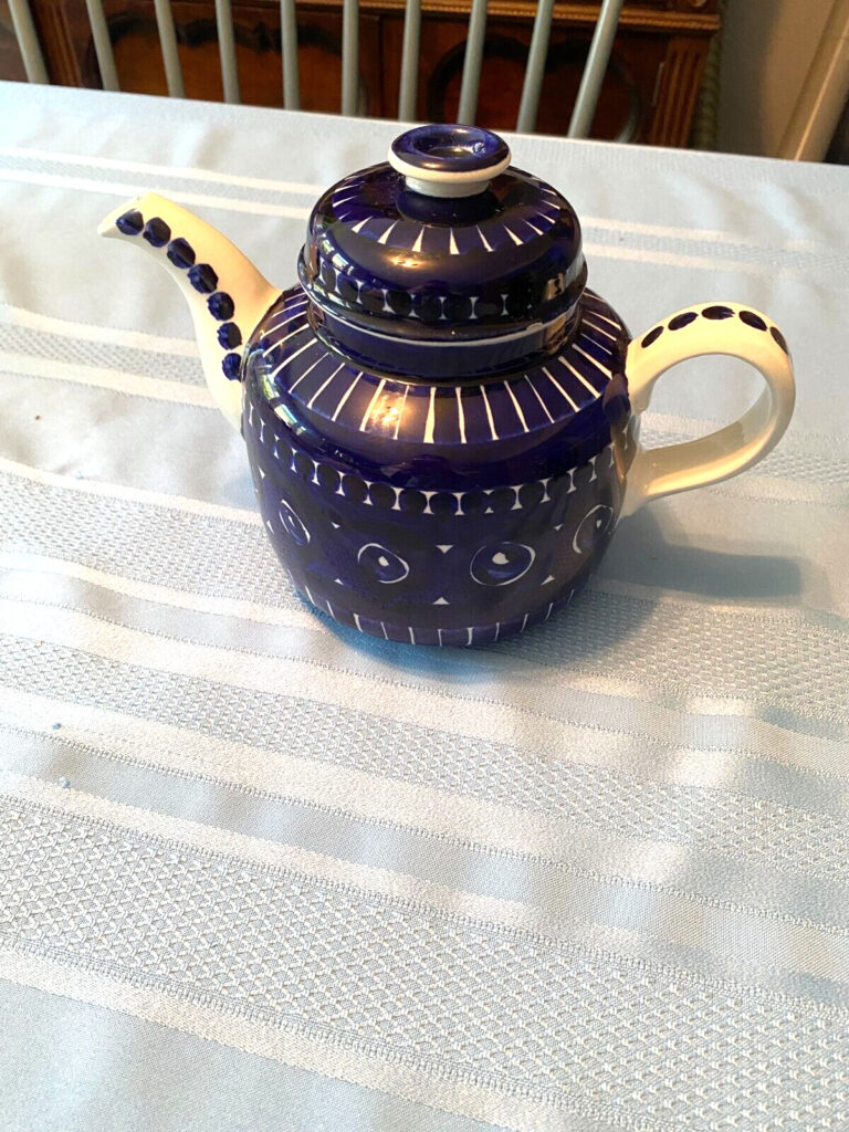 Read more about the article Vintage Arabia Finland VALENCIA Tea Pot designed by Ulla Procope Signed