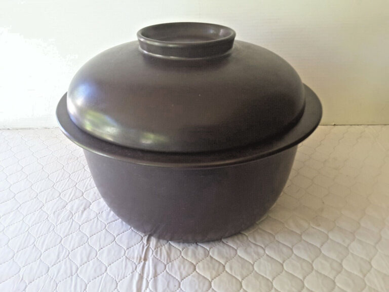 Read more about the article Retro vintage Mid Century 1960’s ARABIA Finland LIEKKI Ovenware lidded casserole