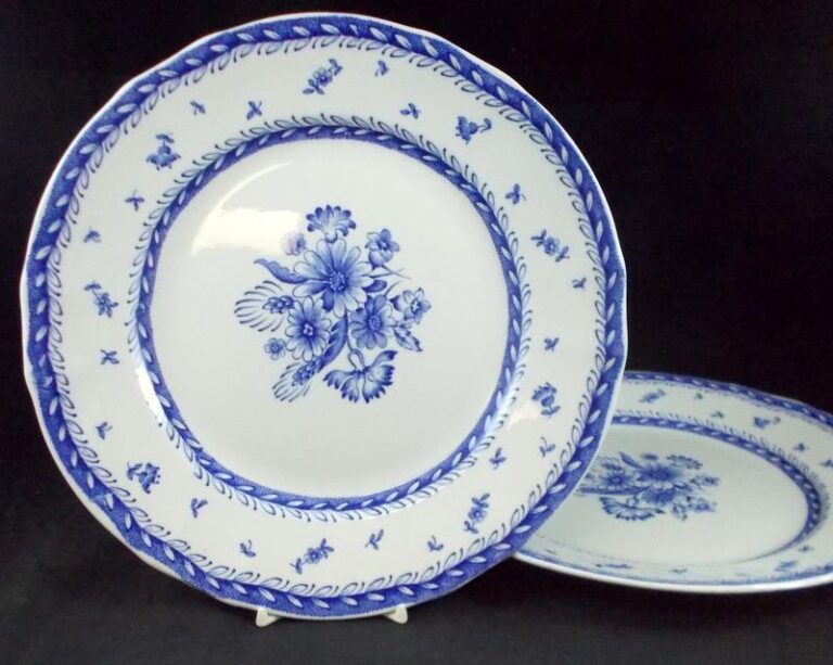 Read more about the article Arabia Finn Flower Blue Lot of 2 Dinner Plates