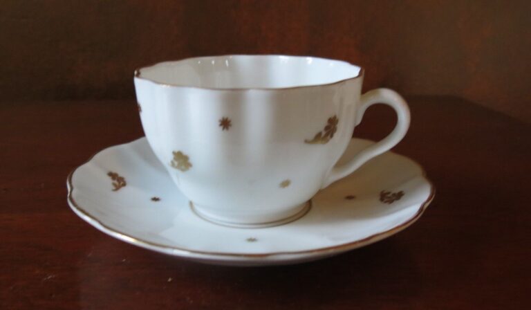 Read more about the article Arabia Porcelain of Finland ARA25 Gold Flower and Stars Cup and Saucer Set(s)