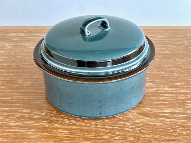 Read more about the article 1960s Ulla Procopé for Arabia Meri Pot With Lid – Finland