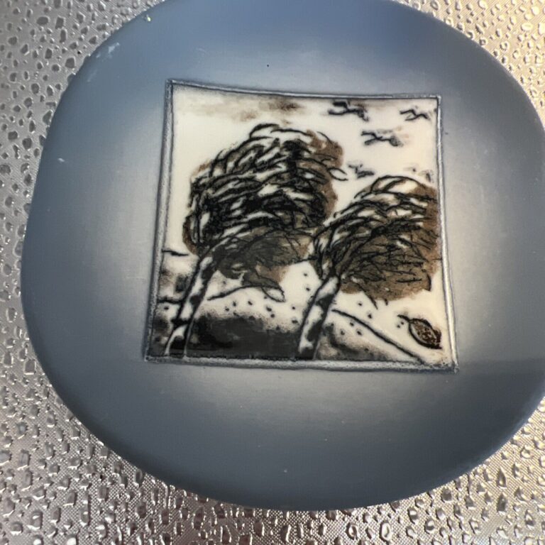 Read more about the article Vintage Arabia Finland Small Wall Plate Autumn Trees Blowing by Helja Liukko