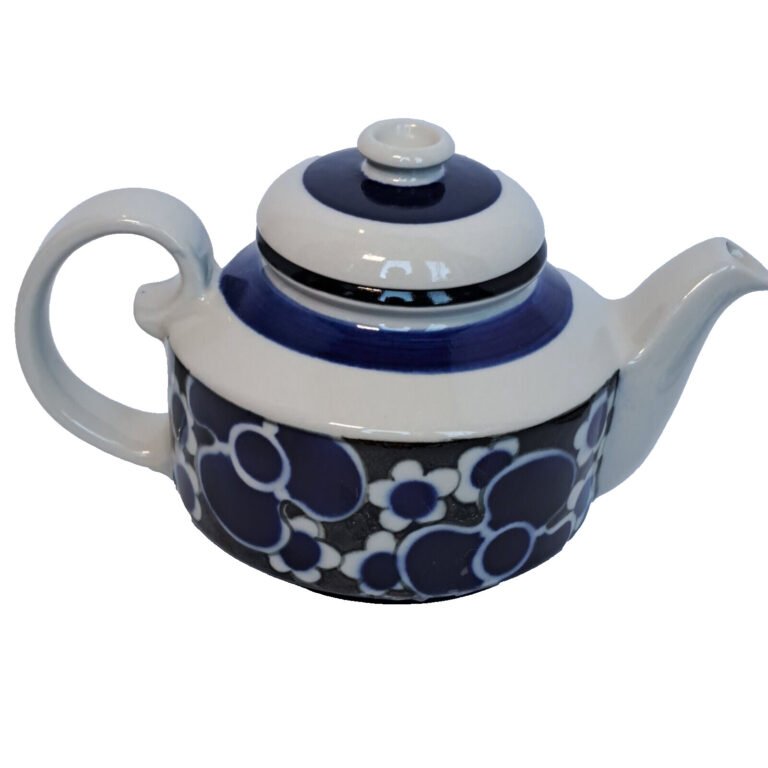 Read more about the article ARABIA FINLAND SAARA Pottery Tea Pot With Lid 10”x6.5” – excellent condition