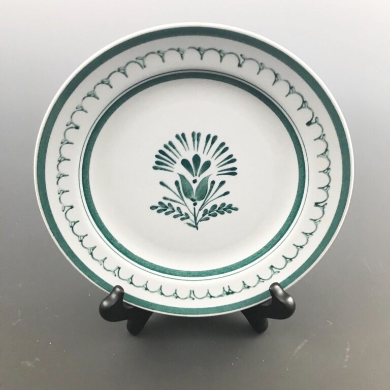 Read more about the article Vintage Arabia of Finland GREEN THISTLE 7.75″ Salad Plate Handpainted MCM