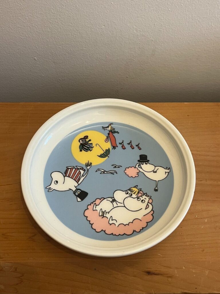 Read more about the article Vintage Arabia Finland Moomin Valley Flying Moomins Porcelain Plate