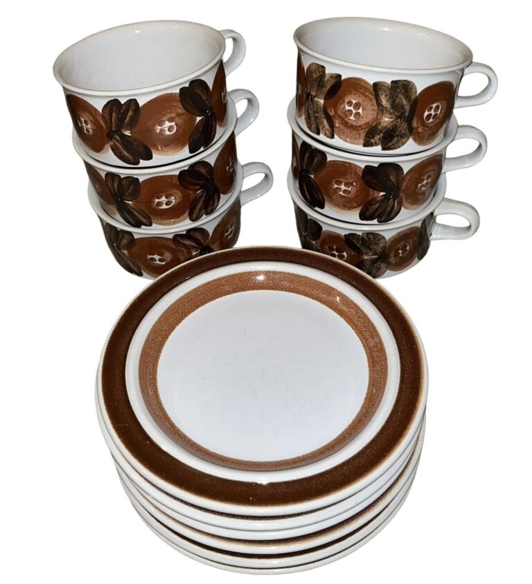 Read more about the article Arabia of Finland ROSMARIN (BROWN) Handpainted Flat Cups and Bread Plates (6 ea)