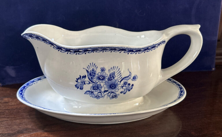 Read more about the article Vintage Arabia of Finland Finn blue flower Gravy Boat with Attached Plate