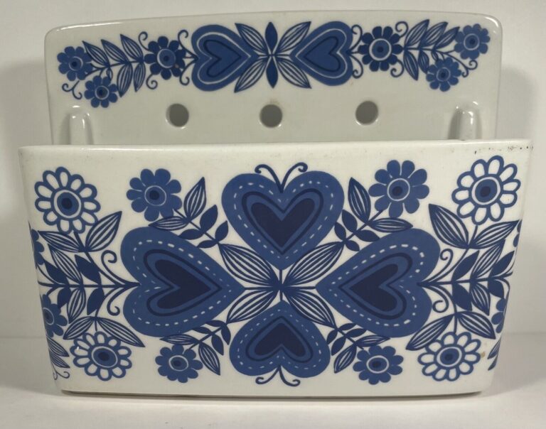 Read more about the article VINTAGE ARABIA FINLAND SIRPA BLUE HEARTS and FLOWERS WALL MOUNT SALT BOX