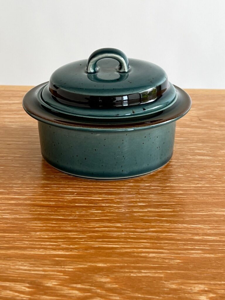 Read more about the article 1960s Ulla Procopé for Arabia Meri small pot with lid made in Finland