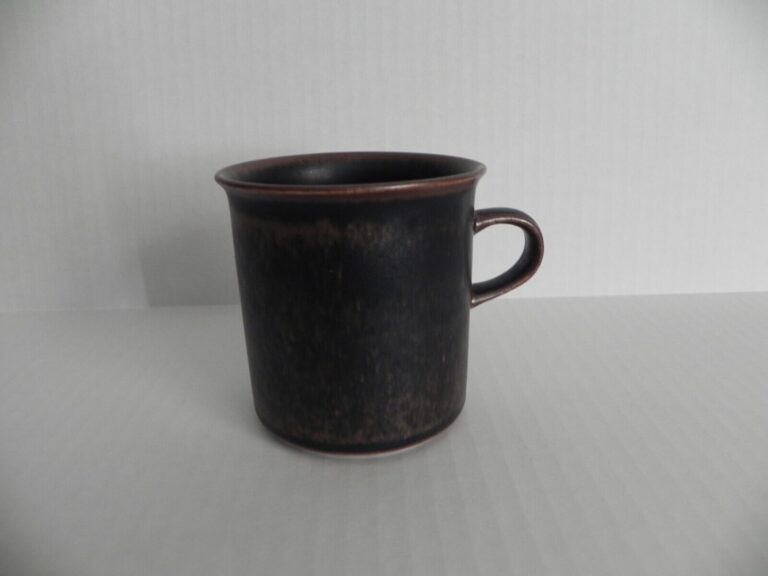 Read more about the article Rare Mug 3 3/8 x 3 1/2″”  RUSKA by ARABIA OF FINLAND