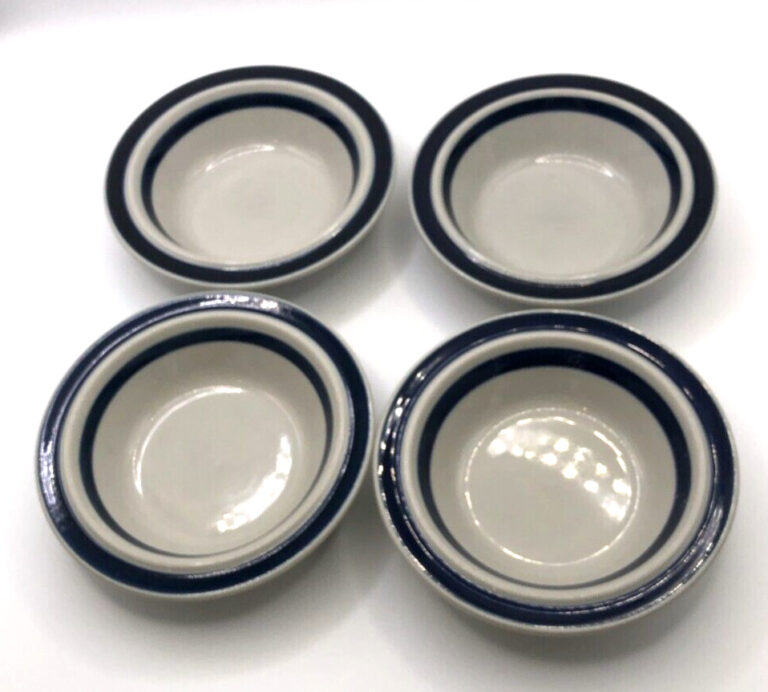 Read more about the article Set of 4 Arabia Anemone Cobalt Blue Rimmed Cereal Soup Bowls 7″ Made In Finland