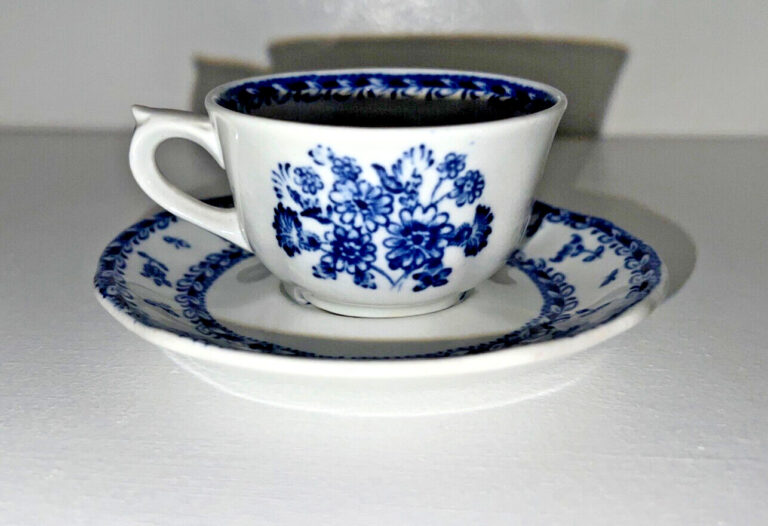 Read more about the article Vintage Arabia Finland Blue Finn Flowers Demitasse Espresso Cup and Saucer