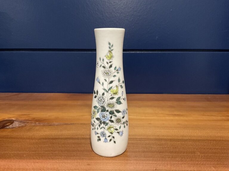 Read more about the article VTG ARABIA Finland Vase Hand Painted Flowers Signed ET  4.5 In  Blue and Green.