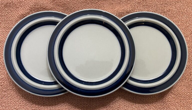 Read more about the article Arabia of Finland~Blue Anemone~Set of 7 Bread Dessert Plates~Vintage Unused EXCL