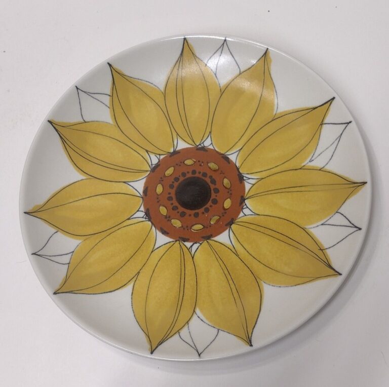 Read more about the article Arabia Finland 12+” Hilkka Liisa Ahola Sunflower Large Serving Platter Sun Rose