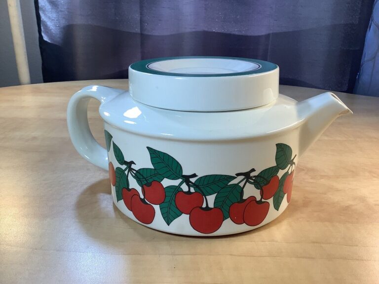 Read more about the article Vintage 1970s Arabia Finland Kirsikka Cherry Teapot