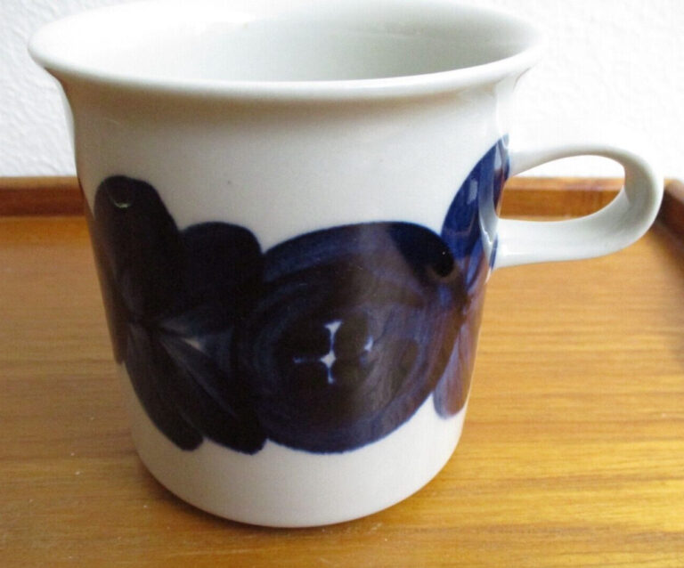 Read more about the article Vtg Arabia Finland Anemone Blue Coffee Mug Cup Ulla Procope 3.5″ Stoneware